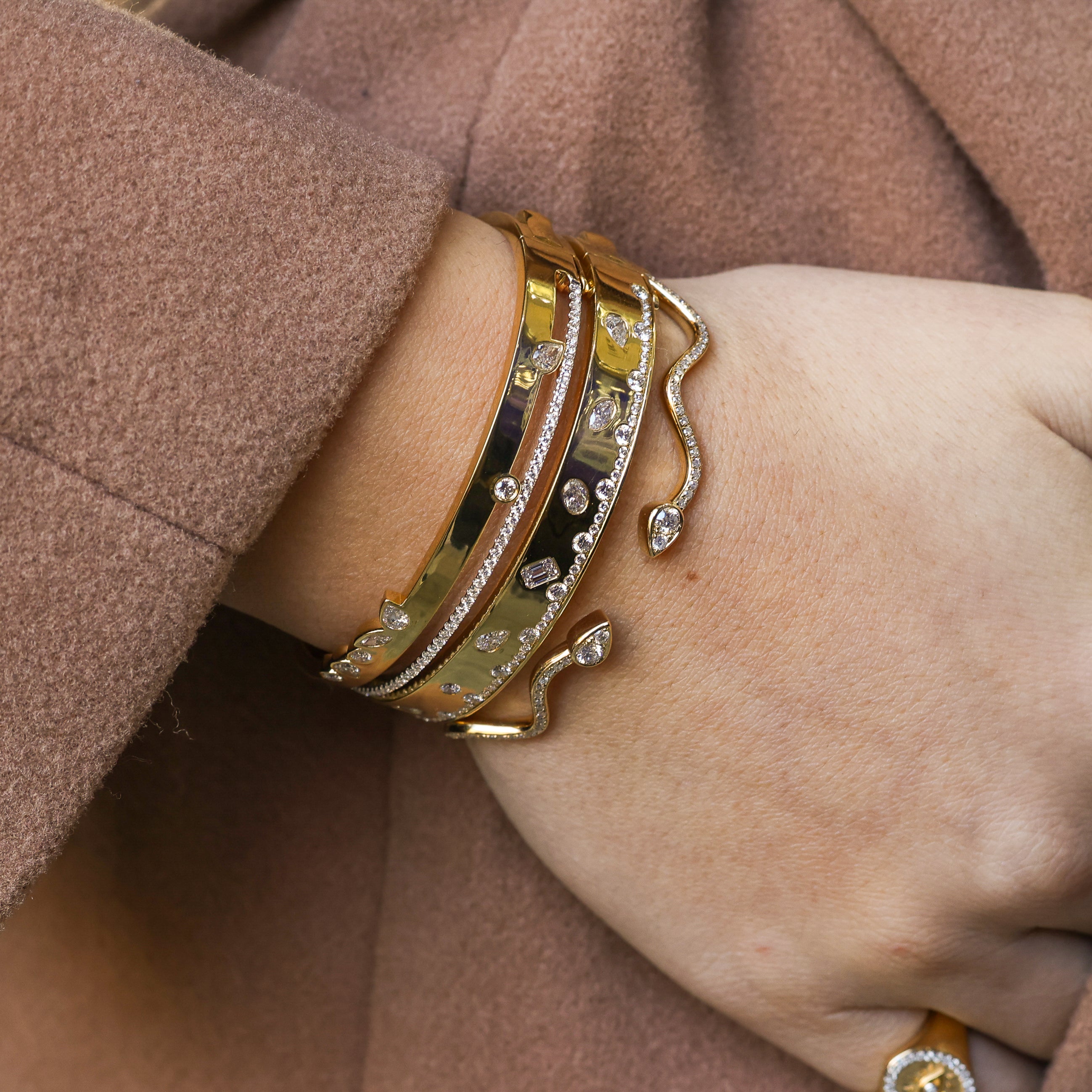 The Wave Bangle with Pear Shape Clusters